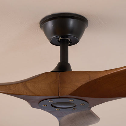 Moderner Deckenventilator aus Holz
