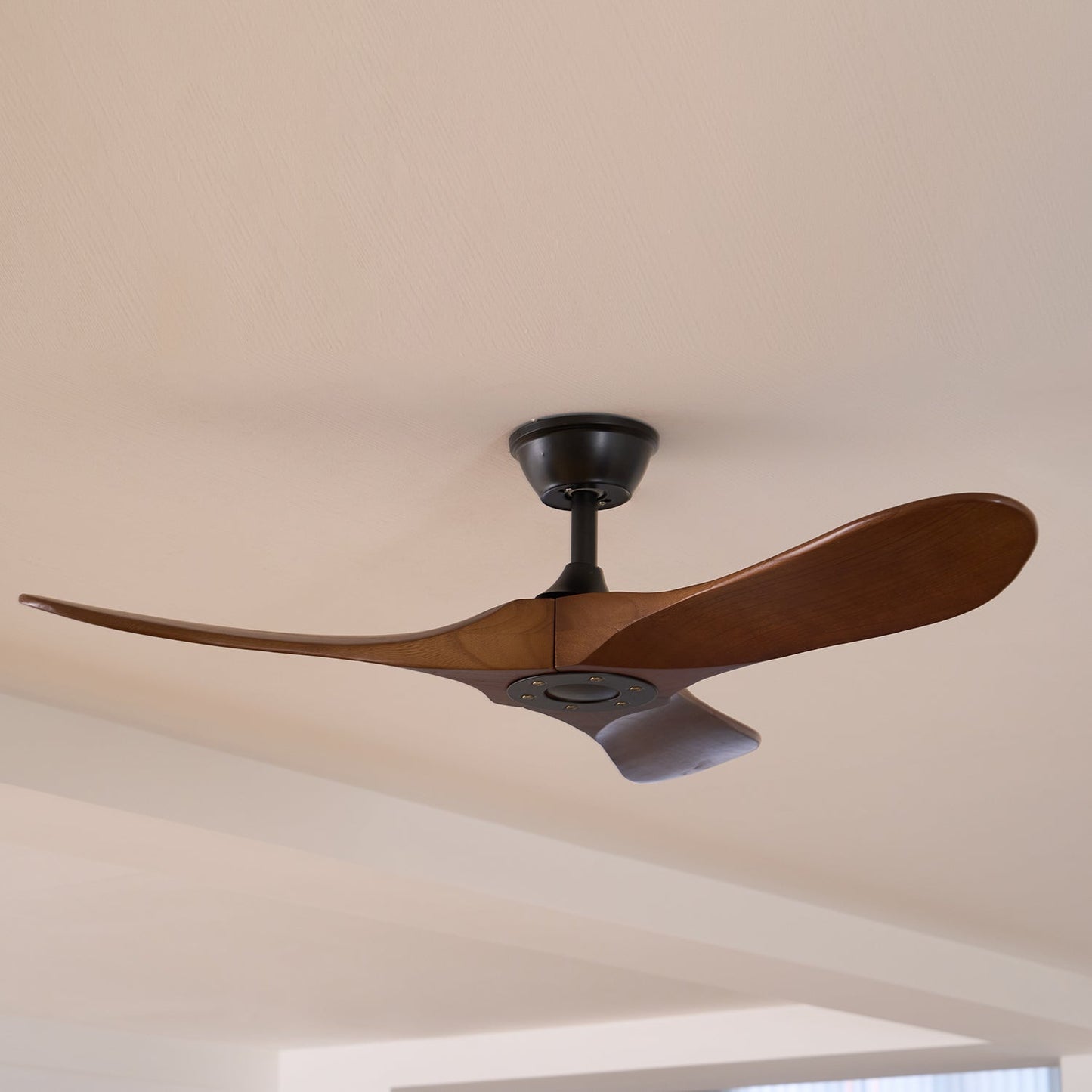 Moderner Deckenventilator aus Holz