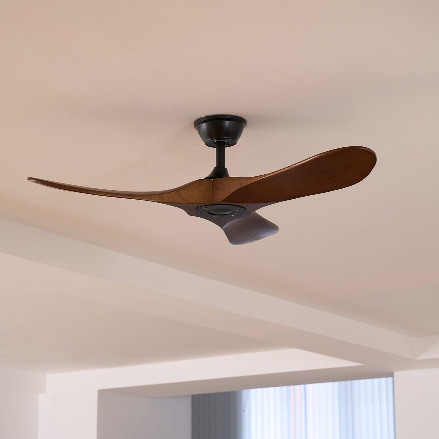 Moderner Deckenventilator aus Holz