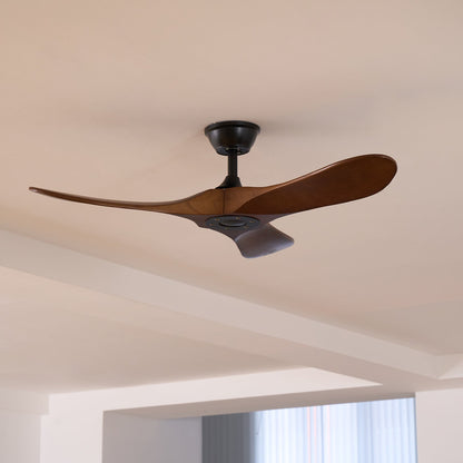 Moderner Deckenventilator aus Holz