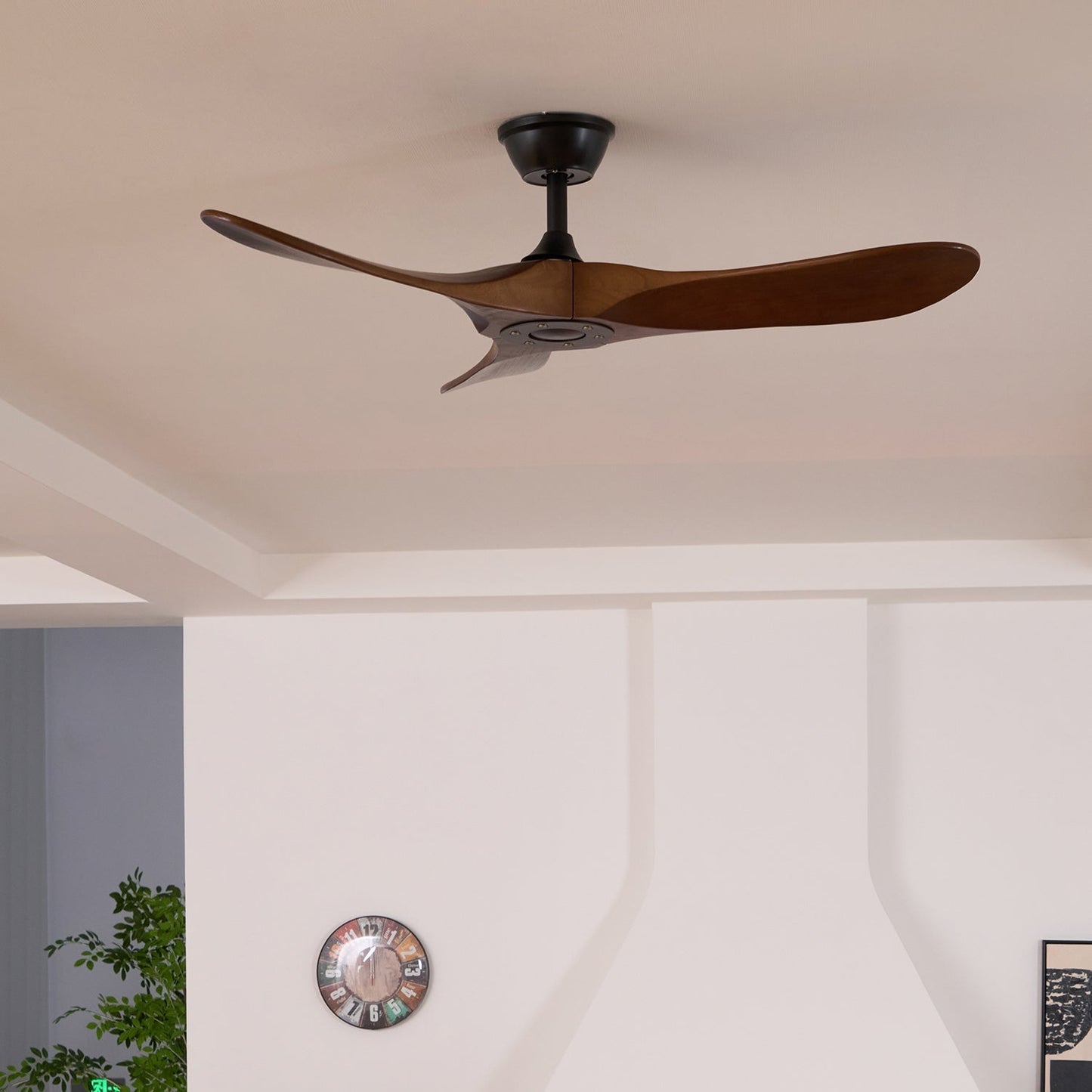 Moderner Deckenventilator aus Holz