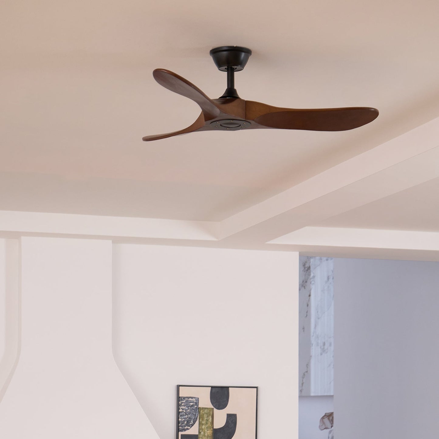 Moderner Deckenventilator aus Holz