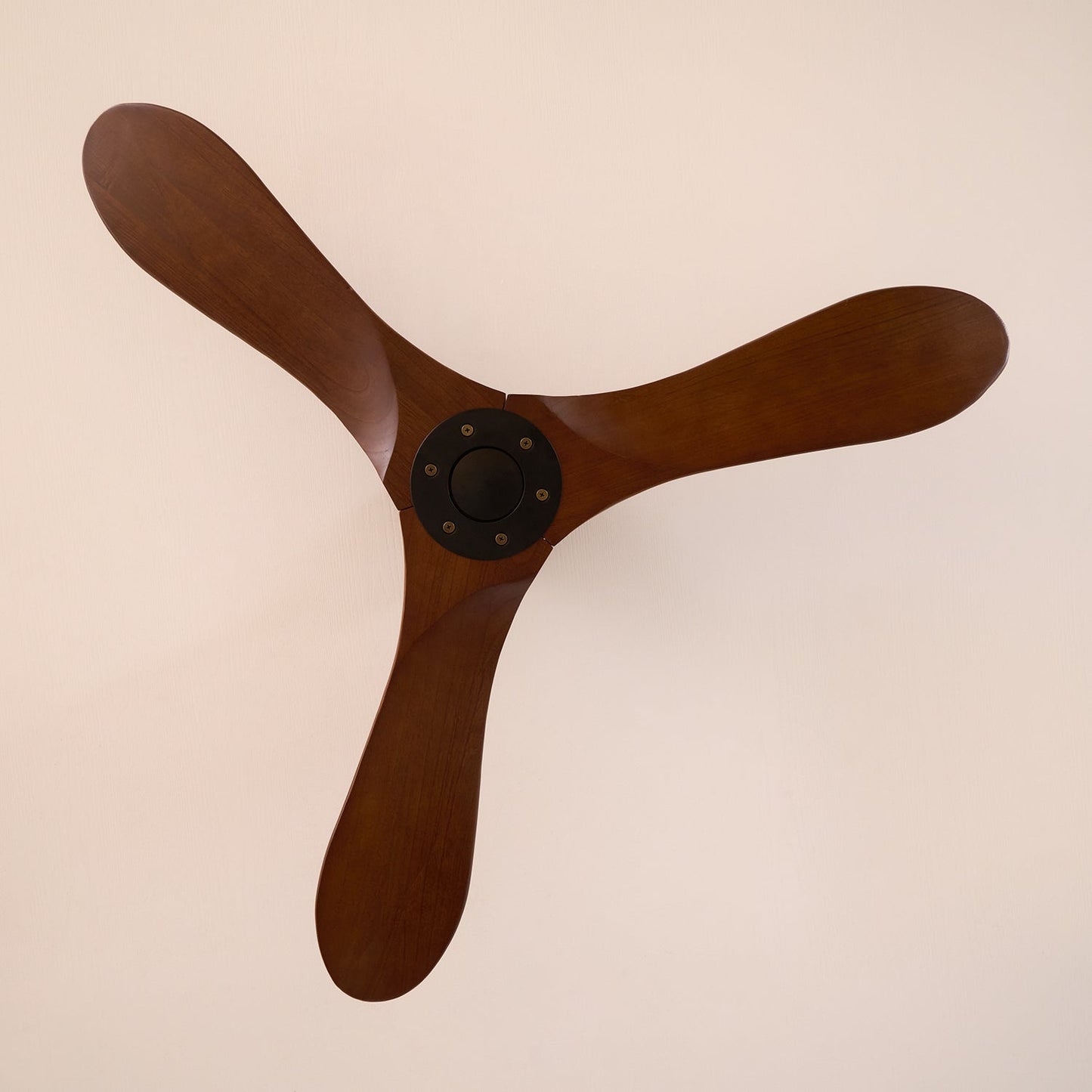 Moderner Deckenventilator aus Holz