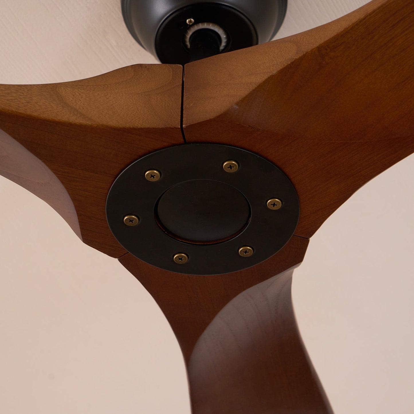 Moderner Deckenventilator aus Holz