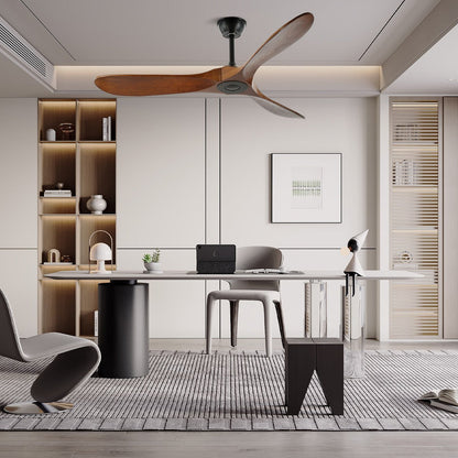 Moderner Deckenventilator aus Holz