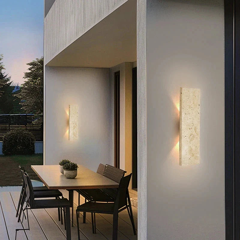 Außenwandleuchte aus Naturstein mit LED-Beleuchtung