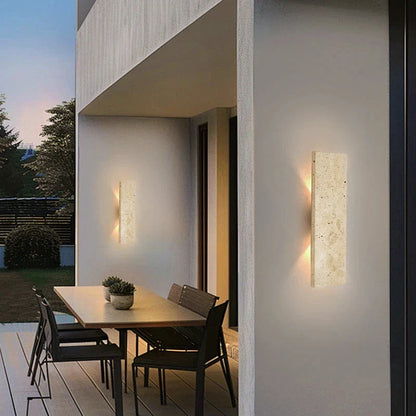 Außenwandleuchte aus Naturstein mit LED-Beleuchtung