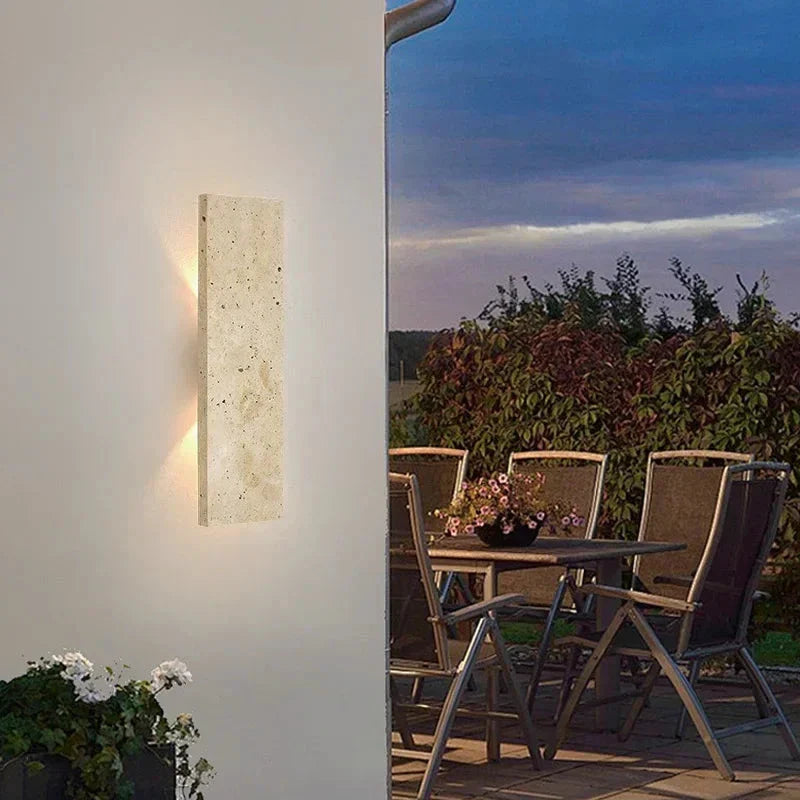 Außenwandleuchte aus Naturstein mit LED-Beleuchtung