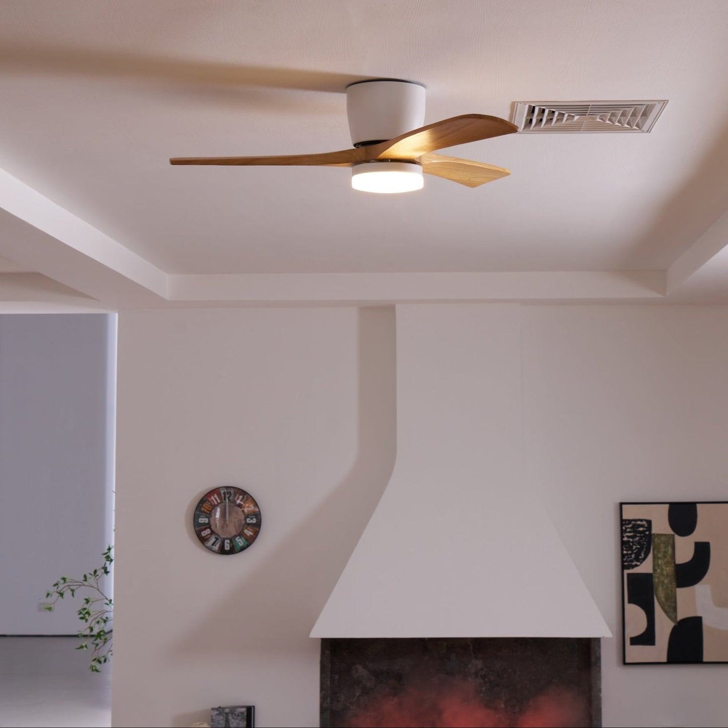 Moderner Deckenventilator aus Holz mit LED-Beleuchtung