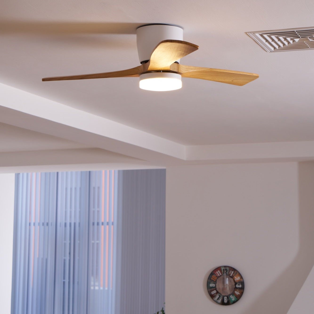 Moderner Deckenventilator aus Holz mit LED-Beleuchtung