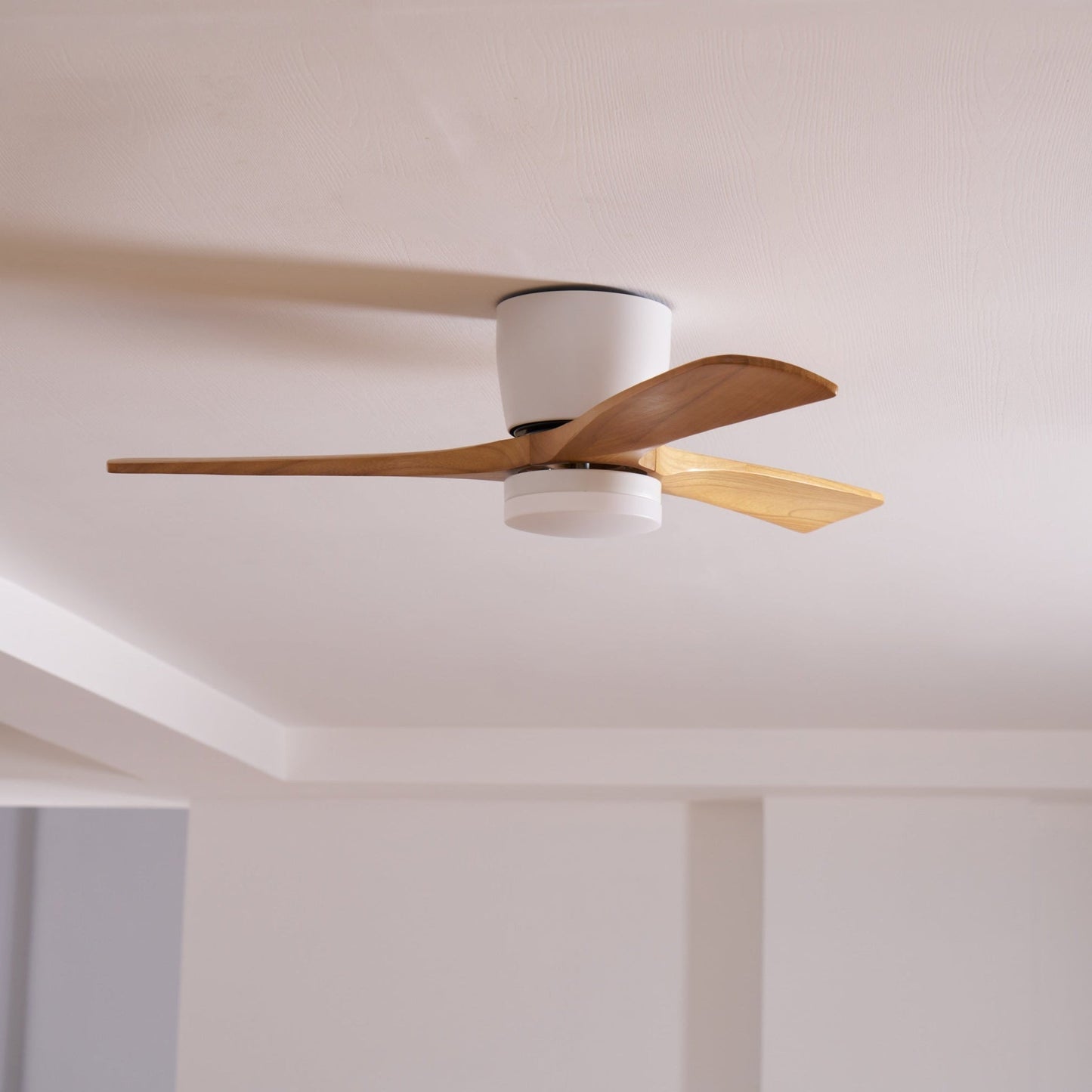 Moderner Deckenventilator aus Holz mit LED-Beleuchtung