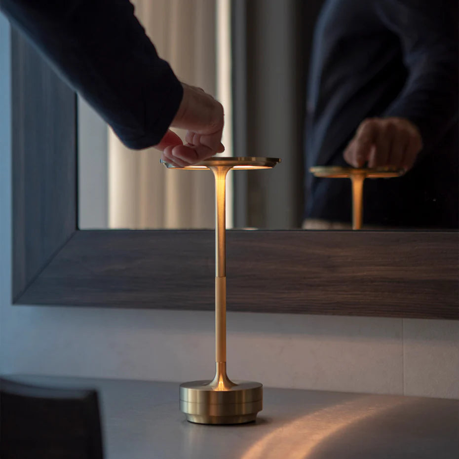 Kestrion Minimalistische Messing-Tischlampe