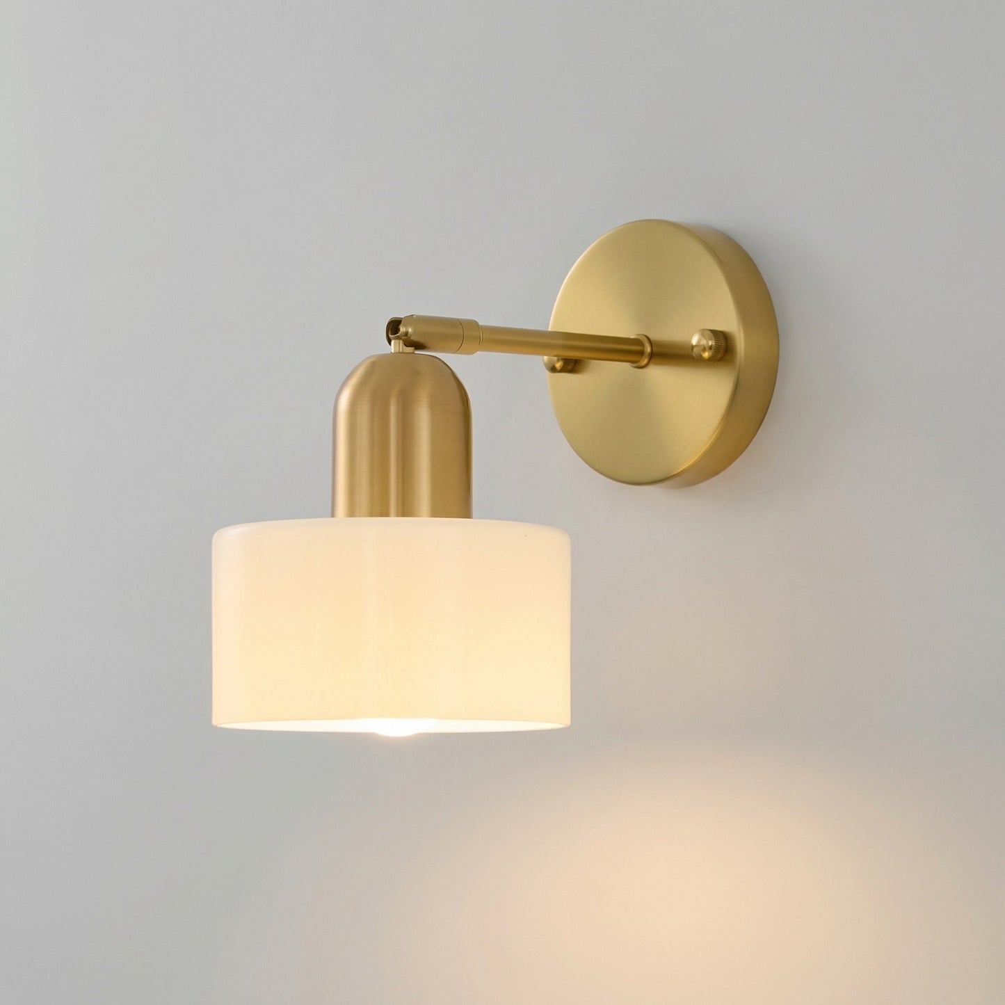 Bunte Glas-Wandlampe im Bauhaus-Stil