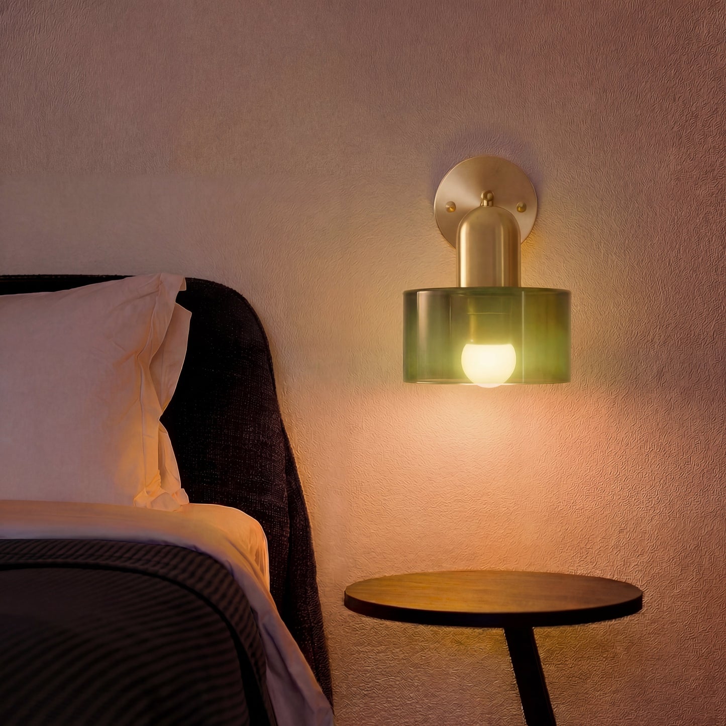Bunte Glas-Wandlampe im Bauhaus-Stil