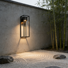 Quadratische schwarze Outdoor-LED-Wandleuchte in Sandoptik