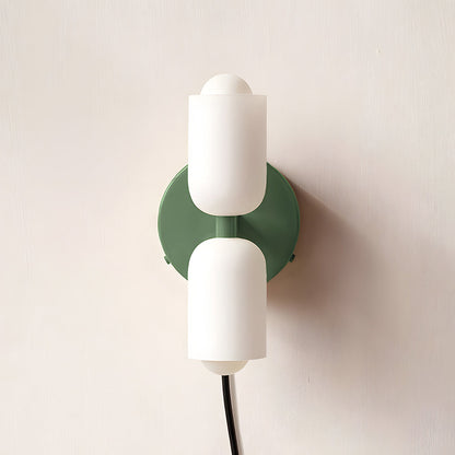 Moderne Wandlampe mit zwei Leuchtenköpfen