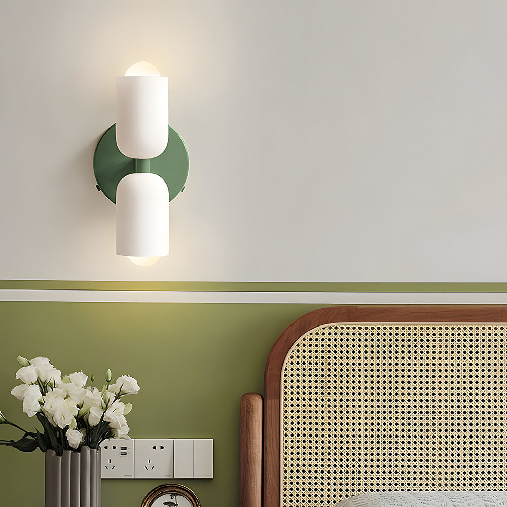 Moderne Wandlampe mit zwei Leuchtenköpfen