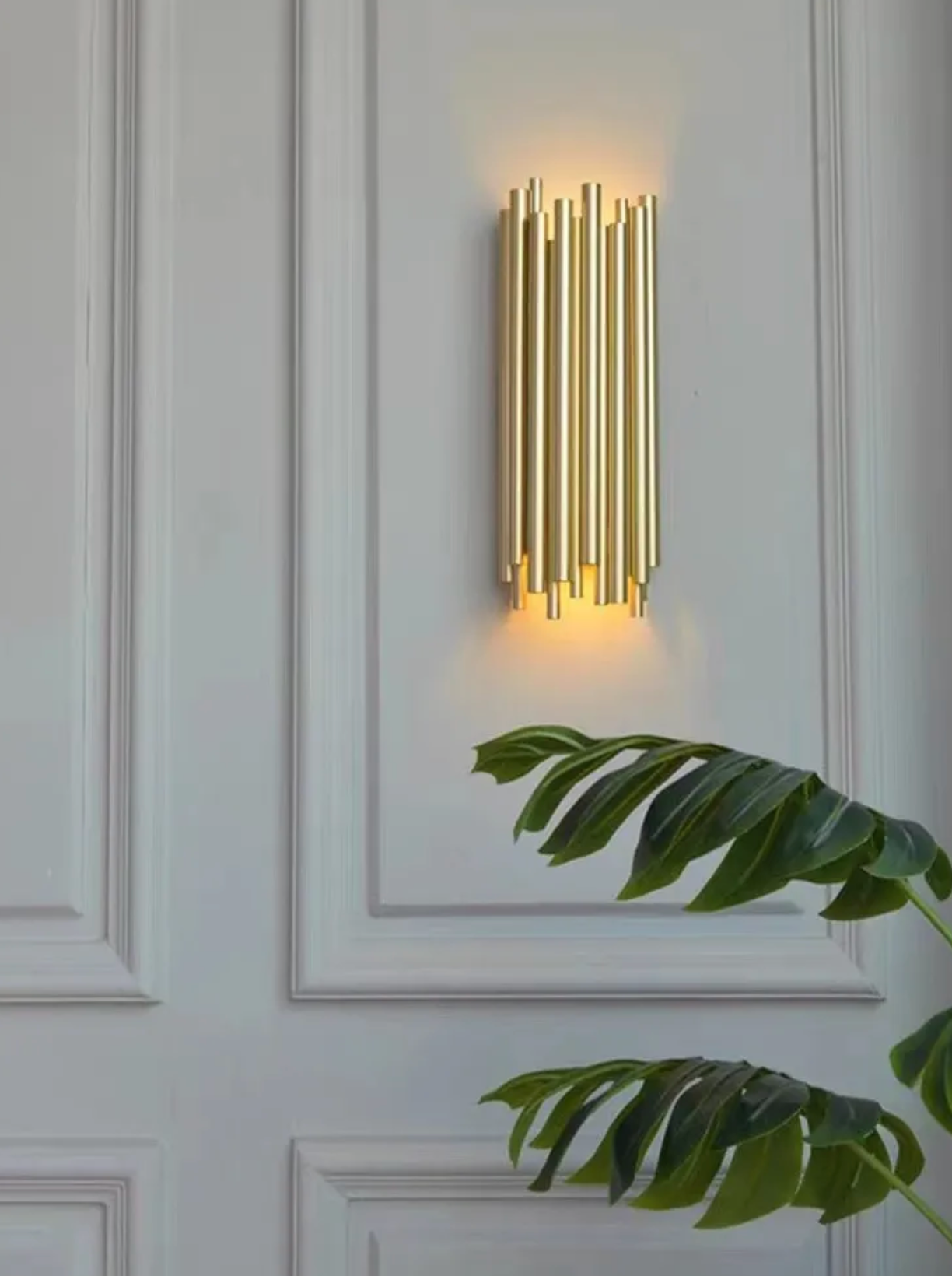 Moderne Wandlampe aus Messingrohr