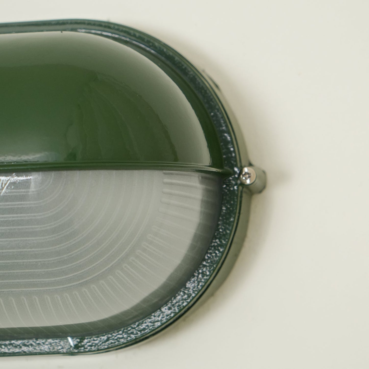 Industrielle Außenwandleuchte mit geriffeltem Glas