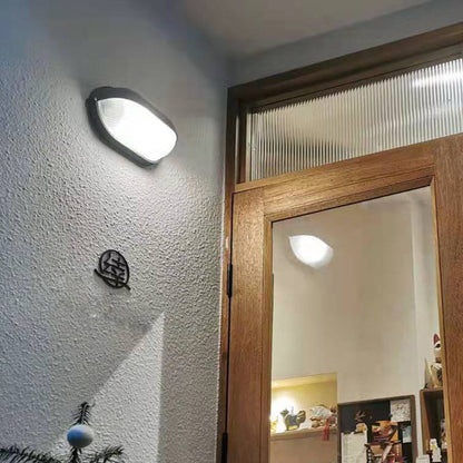 Industrielle Außenwandleuchte mit geriffeltem Glas