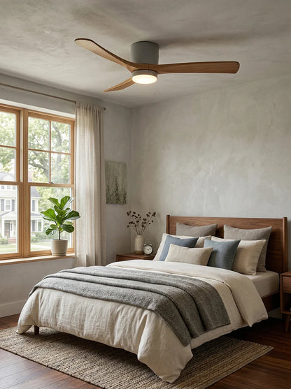 Moderner Deckenventilator mit Holzpropeller und Licht