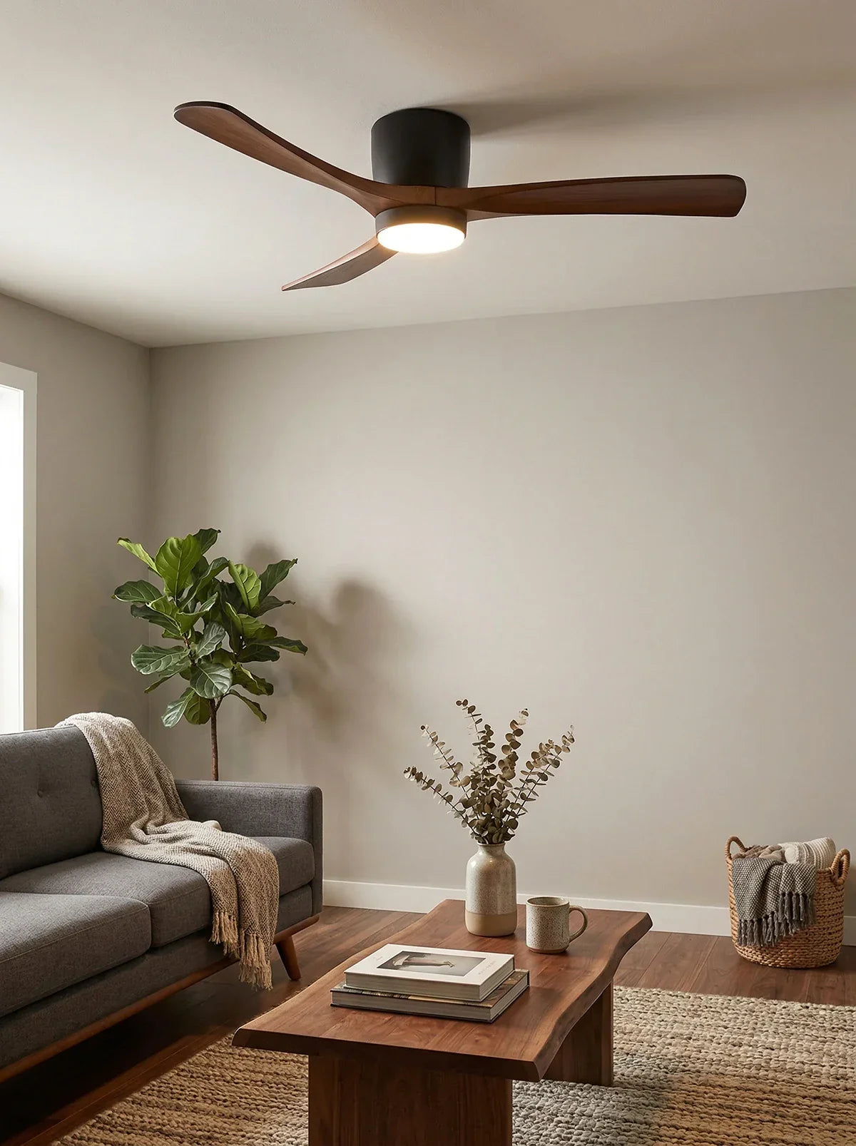 Moderner Deckenventilator mit Holzpropeller und Licht