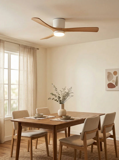 Moderner Deckenventilator mit Holzpropeller und Licht