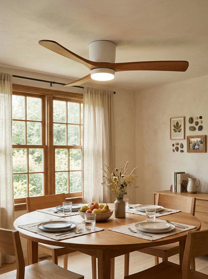 Moderner Deckenventilator mit Holzpropeller und Licht
