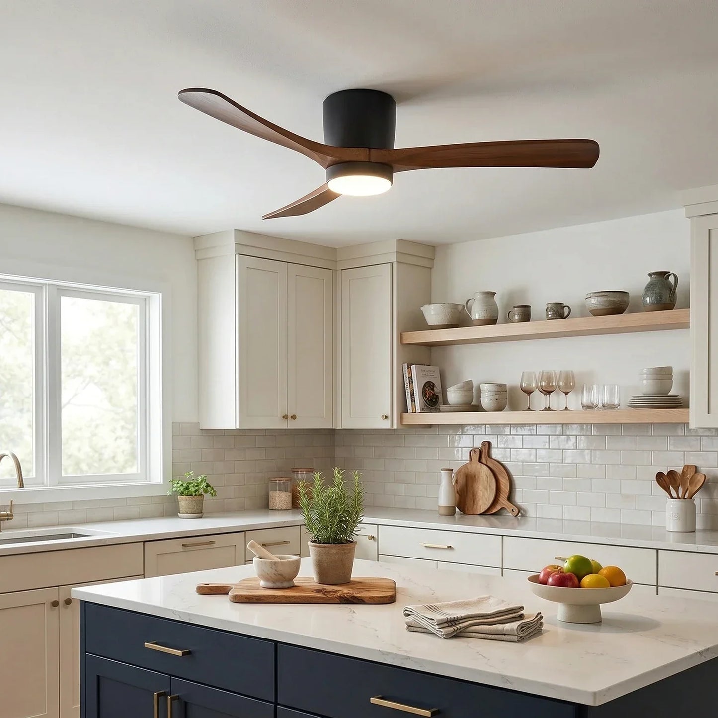 Moderner Deckenventilator mit Holzpropeller und Licht