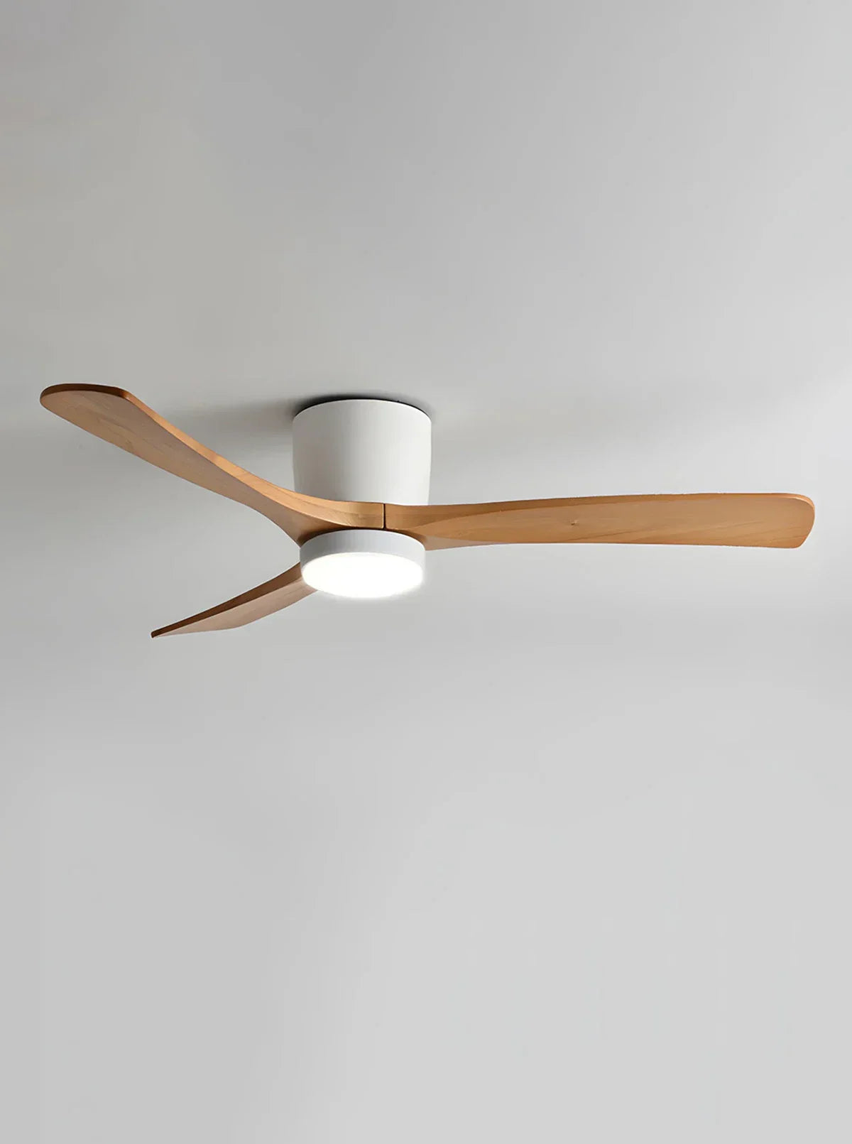 Moderner Deckenventilator mit Holzpropeller und Licht