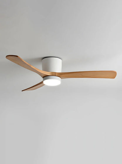 Moderner Deckenventilator mit Holzpropeller und Licht