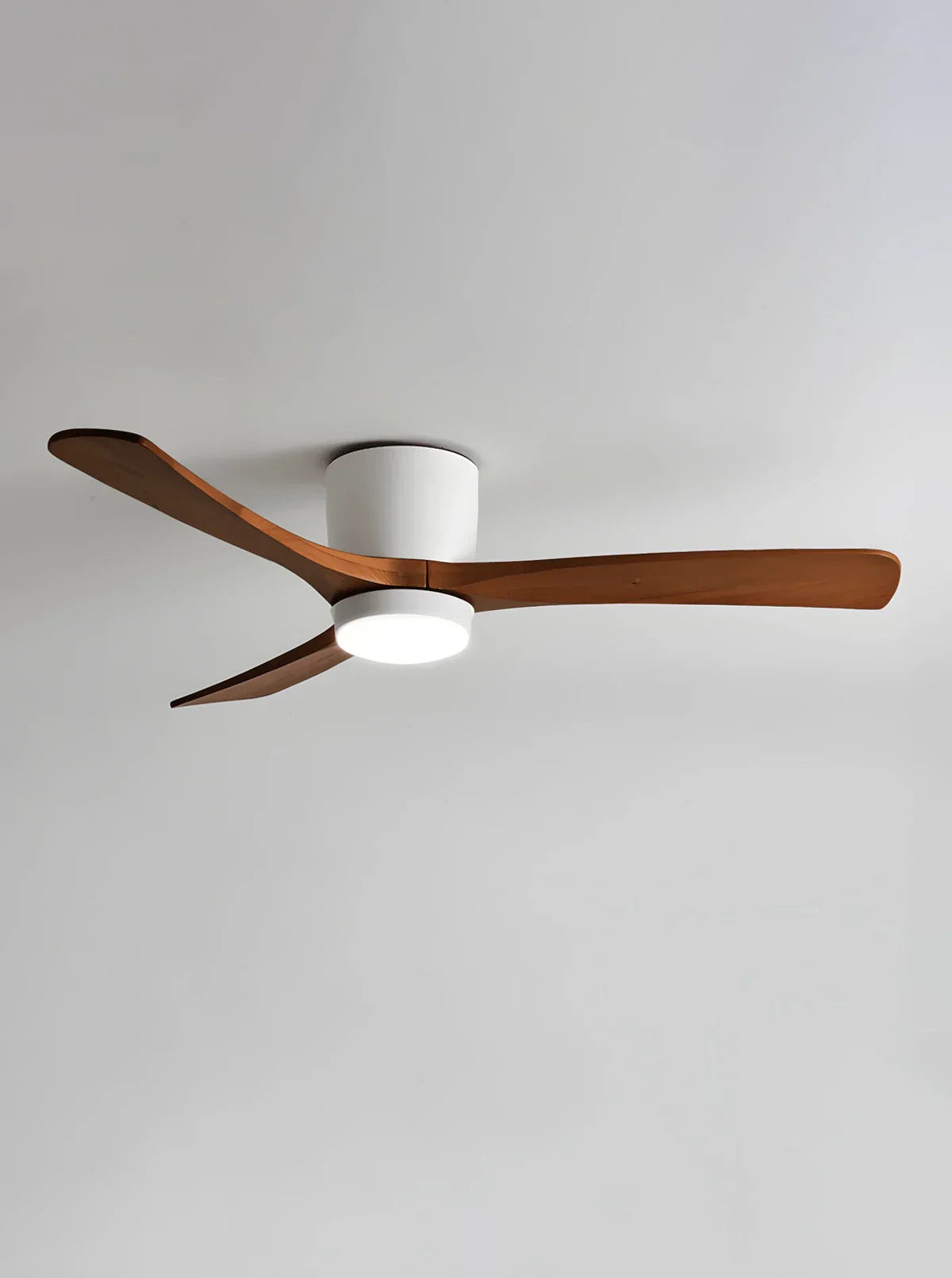 Moderner Deckenventilator mit Holzpropeller und Licht