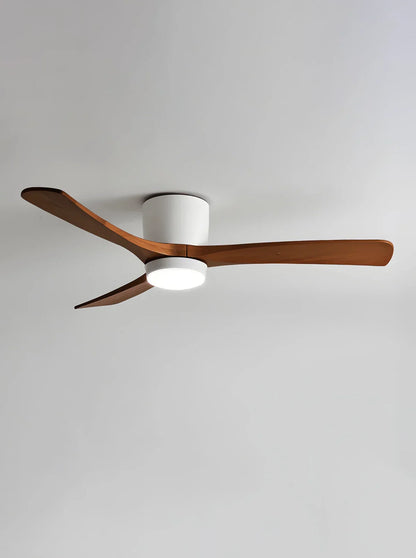 Moderner Deckenventilator mit Holzpropeller und Licht