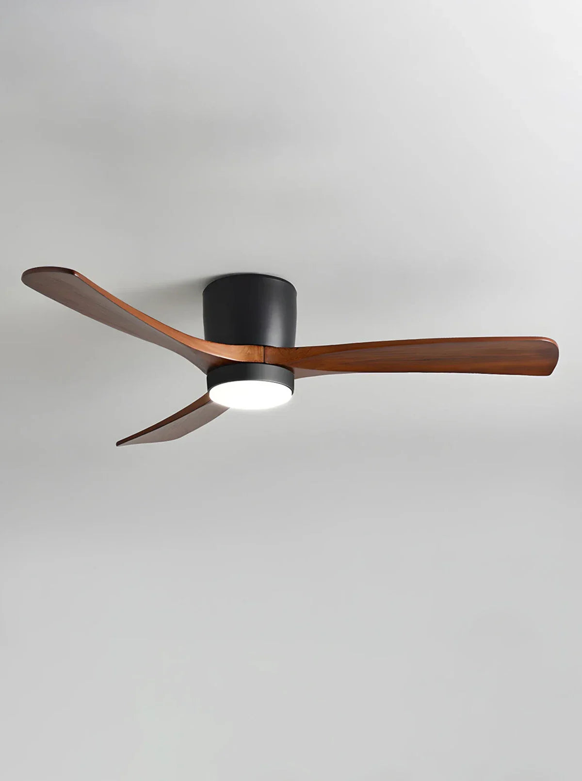 Moderner Deckenventilator mit Holzpropeller und Licht