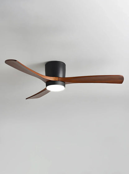 Moderner Deckenventilator mit Holzpropeller und Licht