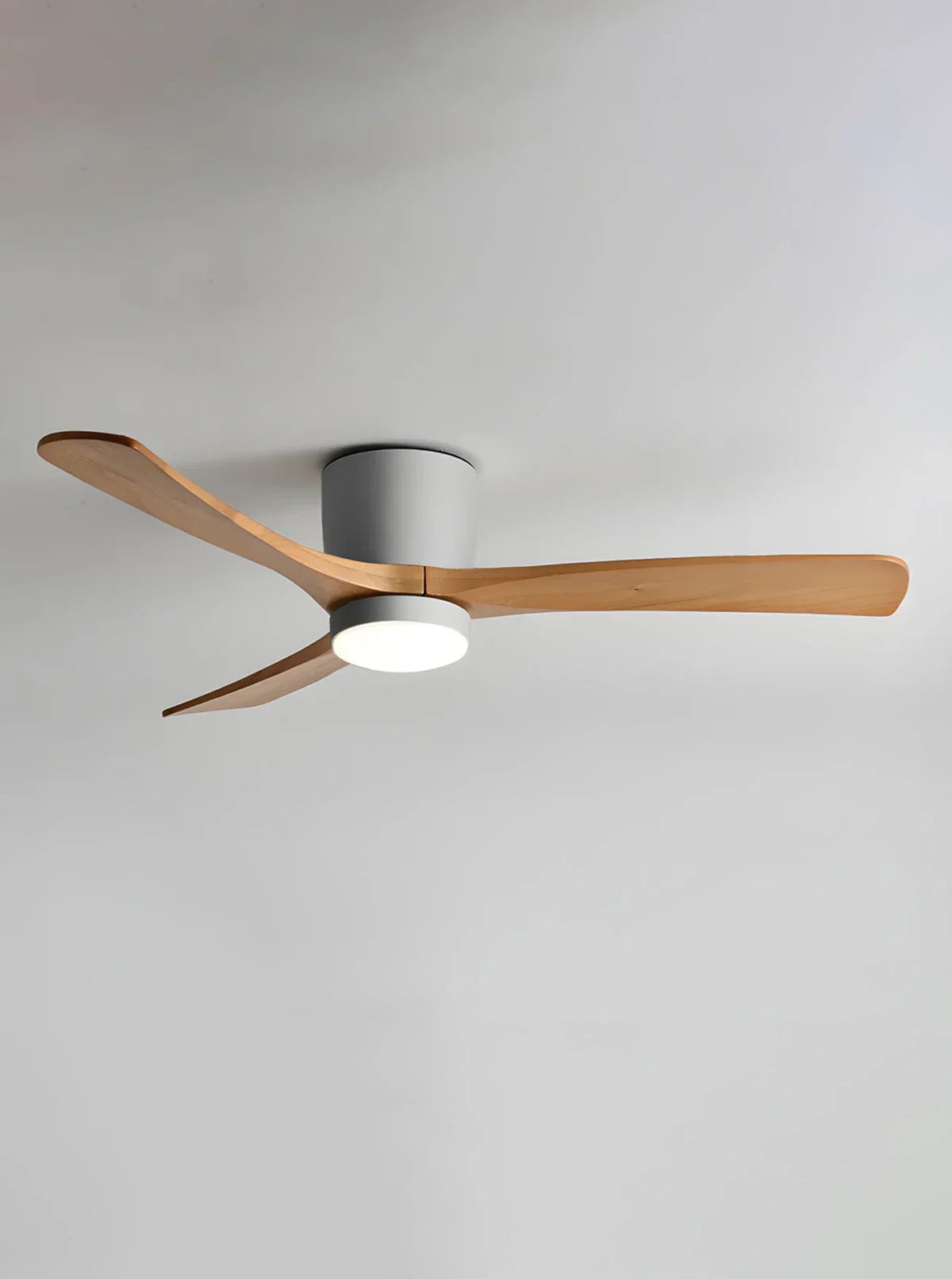 Moderner Deckenventilator mit Holzpropeller und Licht