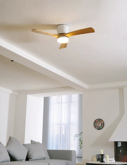 Moderner Deckenventilator mit Holzpropeller und Licht