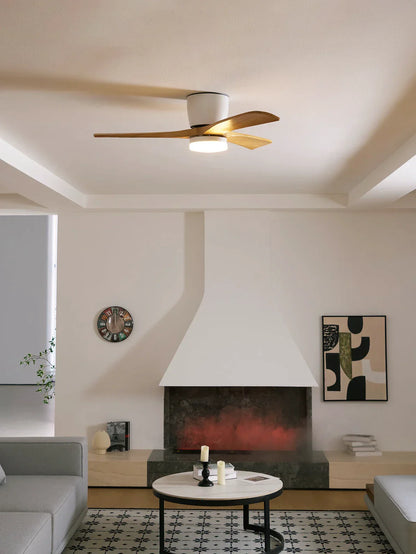 Moderner Deckenventilator mit Holzpropeller und Licht
