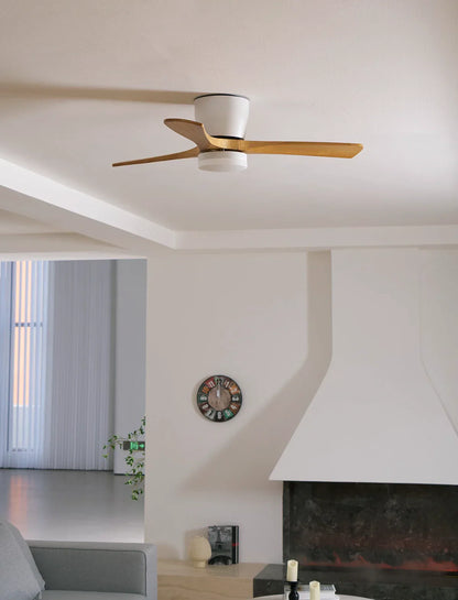 Moderner Deckenventilator mit Holzpropeller und Licht