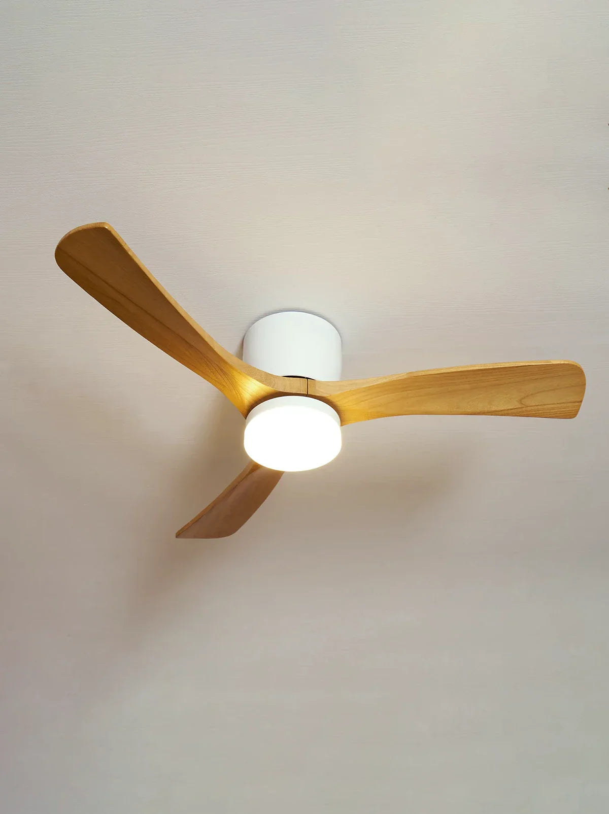 Moderner Deckenventilator mit Holzpropeller und Licht
