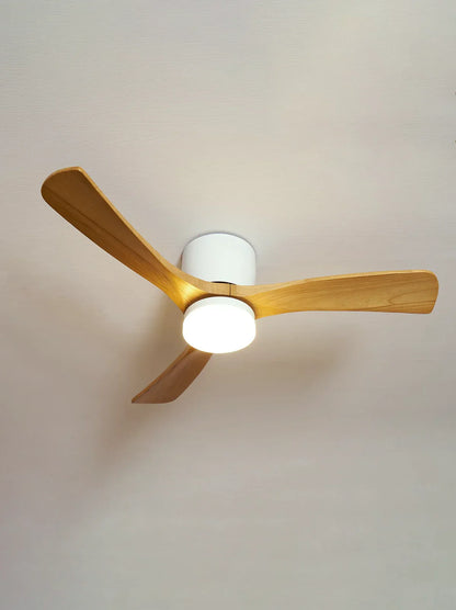Moderner Deckenventilator mit Holzpropeller und Licht
