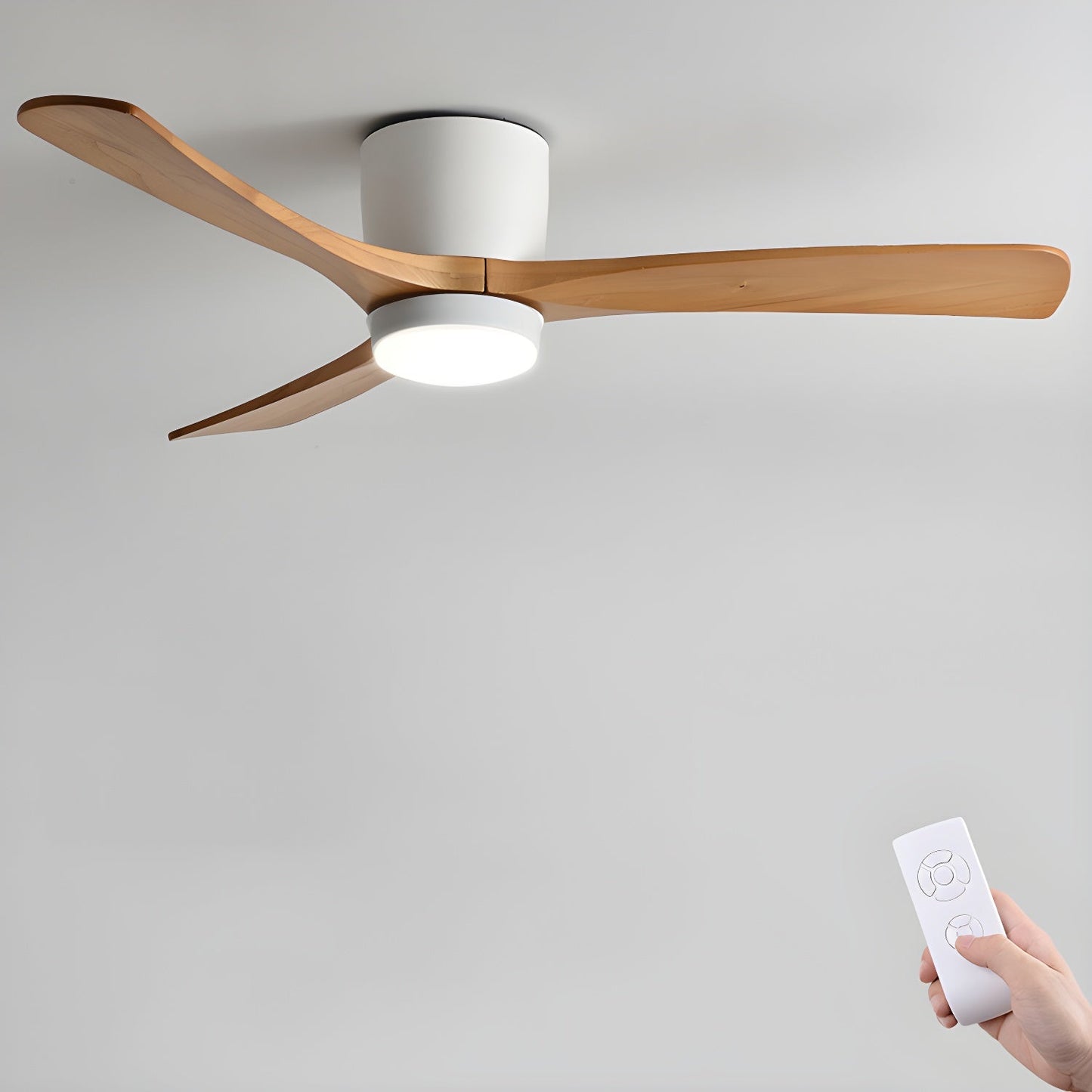 Moderner Deckenventilator aus Holz mit LED-Beleuchtung