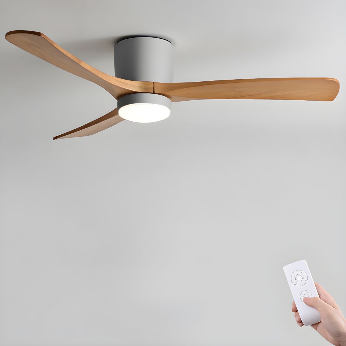 Moderner Deckenventilator aus Holz mit LED-Beleuchtung