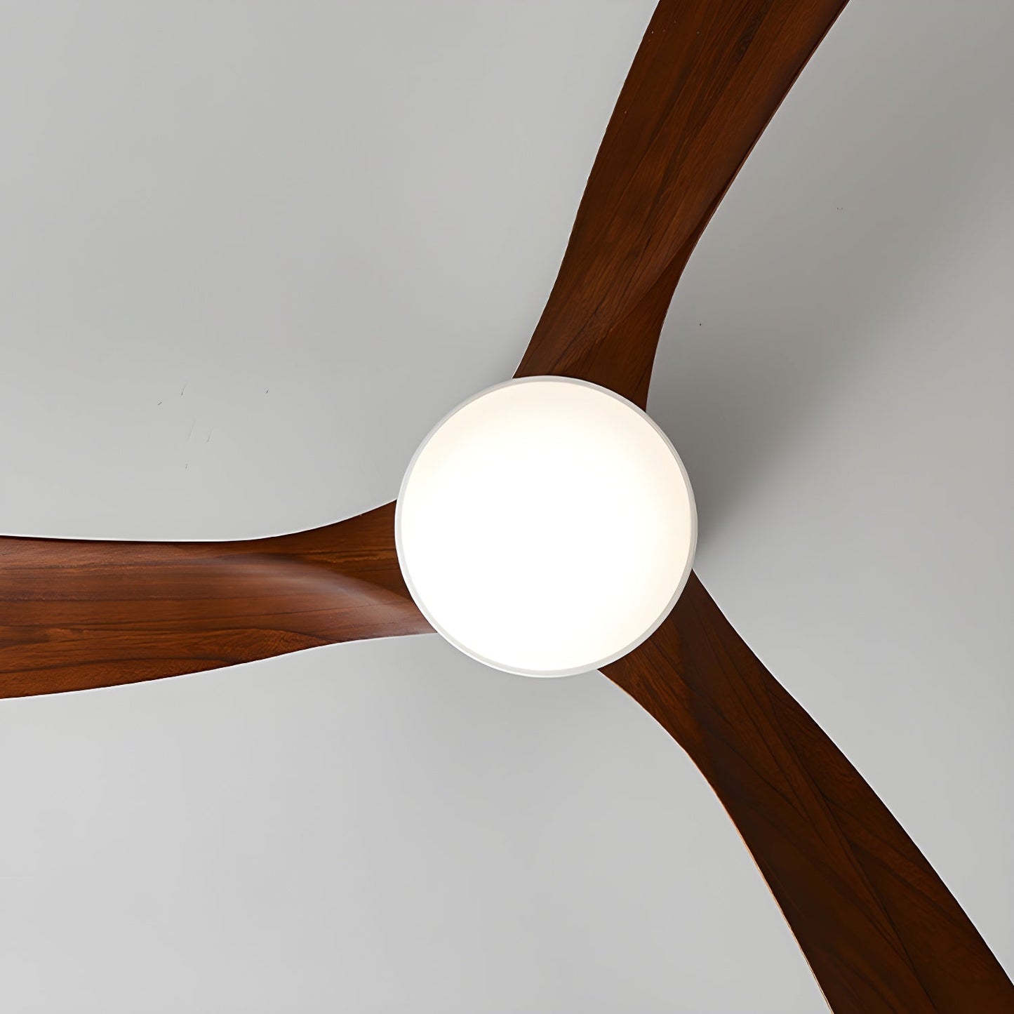 Moderner Deckenventilator aus Holz mit LED-Beleuchtung