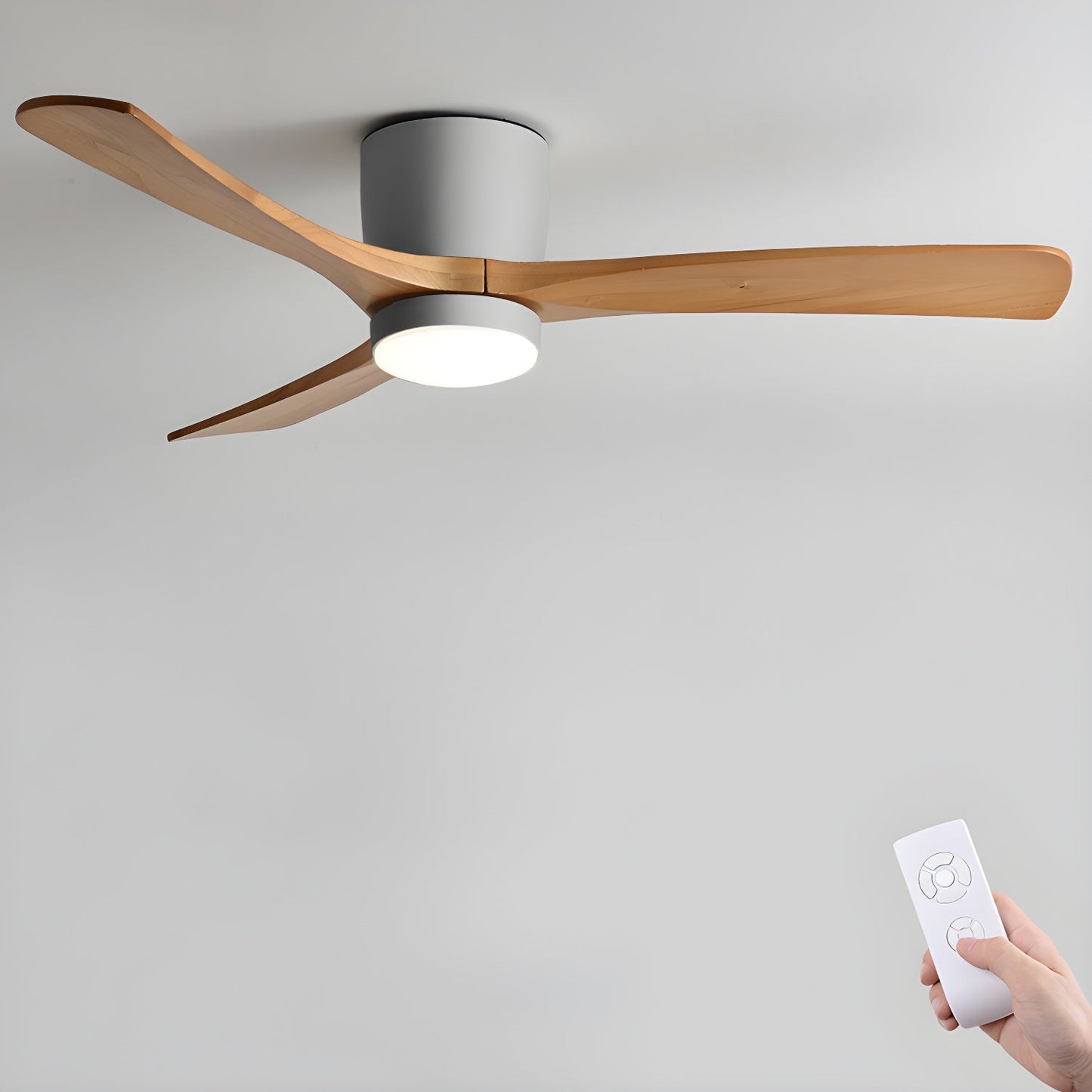 Moderner Deckenventilator aus Holz mit LED-Beleuchtung