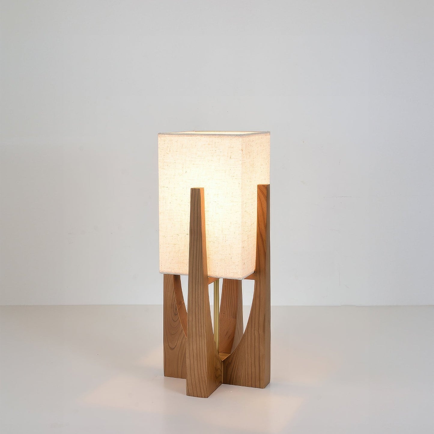 Minimalistische Stehlampe aus Holz