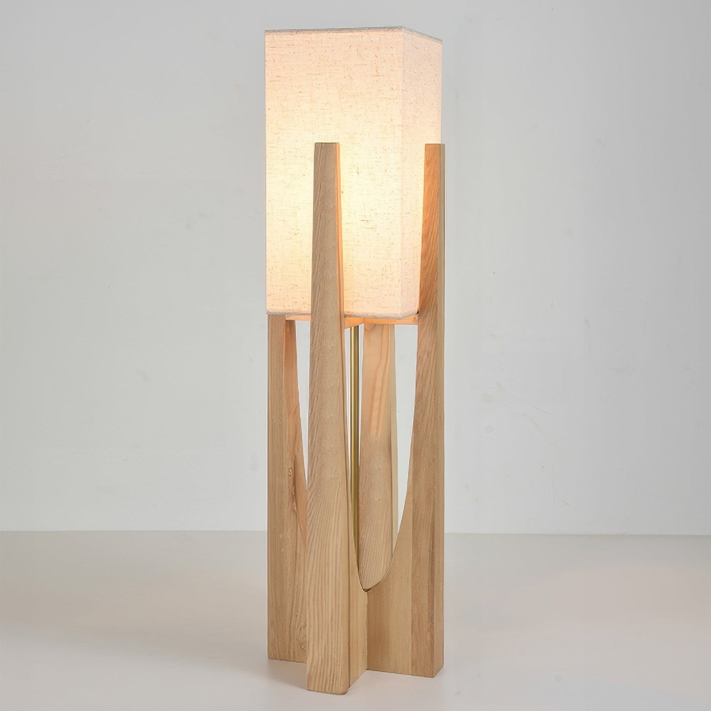 Minimalistische Stehlampe aus Holz