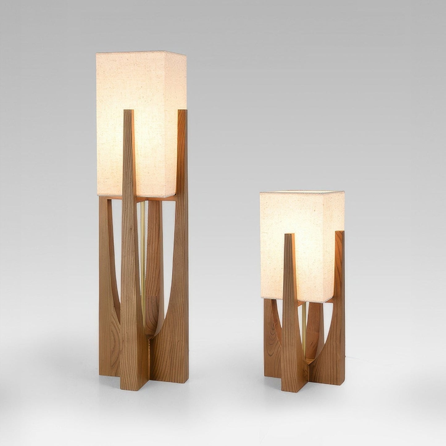Minimalistische Stehlampe aus Holz