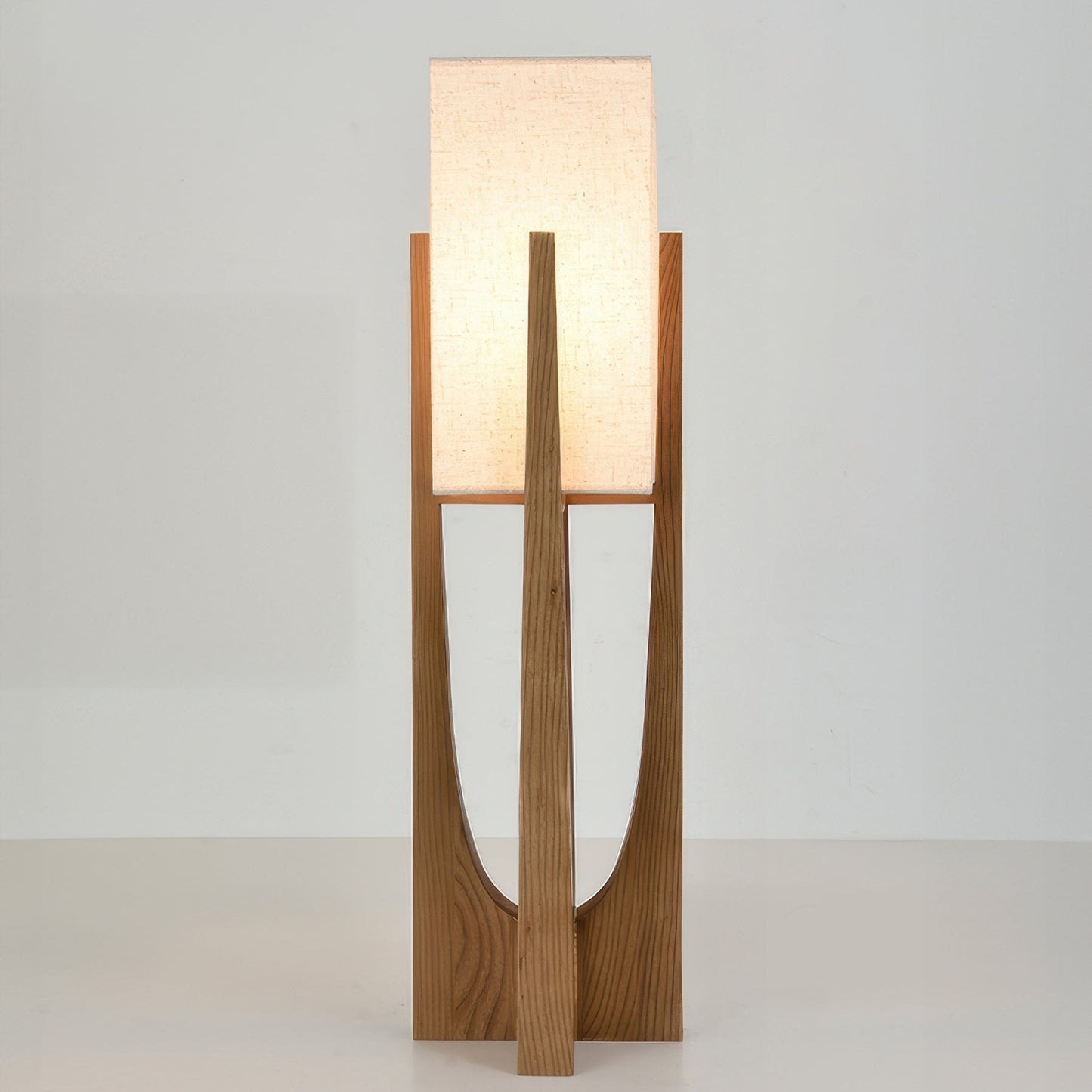 Minimalistische Stehlampe aus Holz