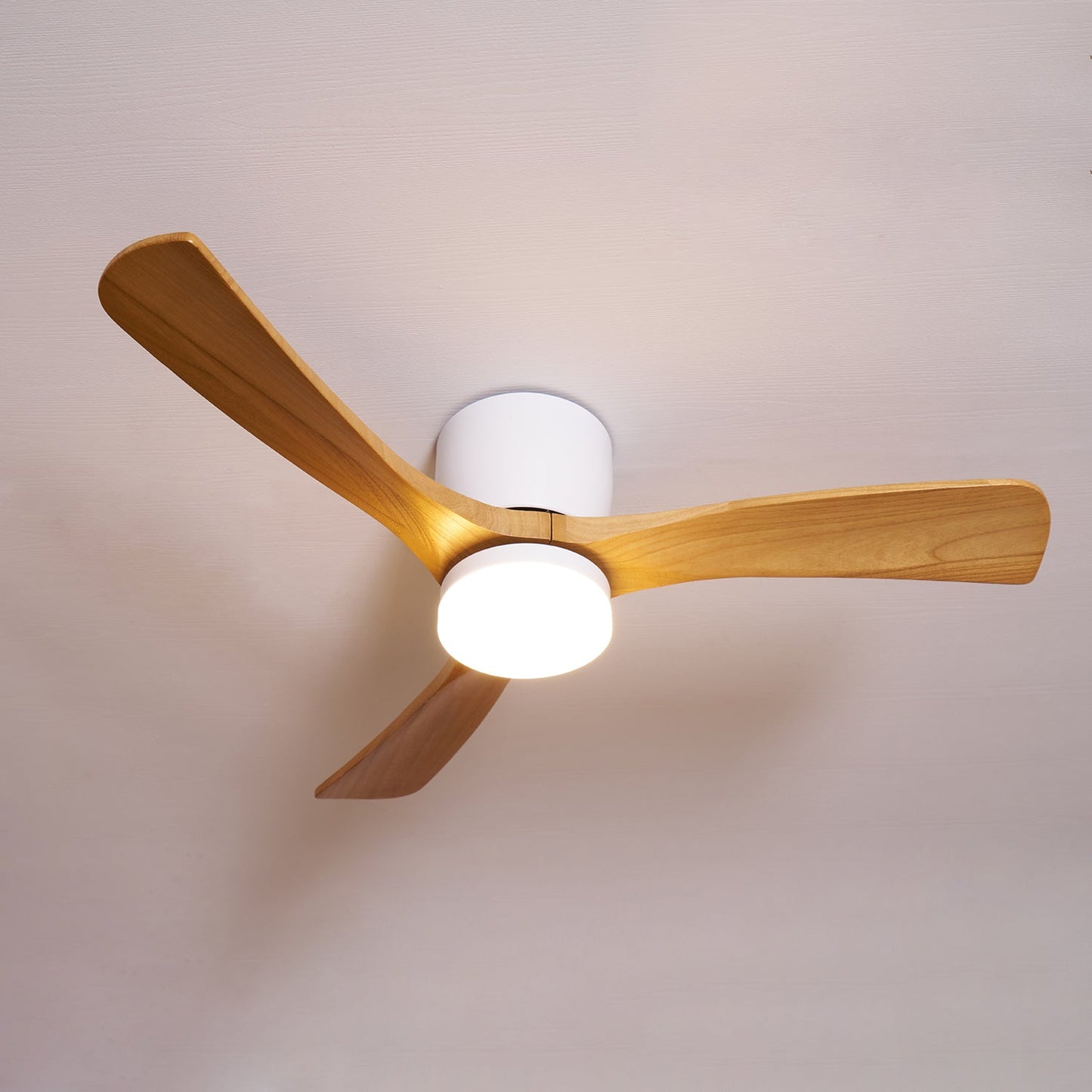 Moderner Deckenventilator aus Holz mit LED-Beleuchtung